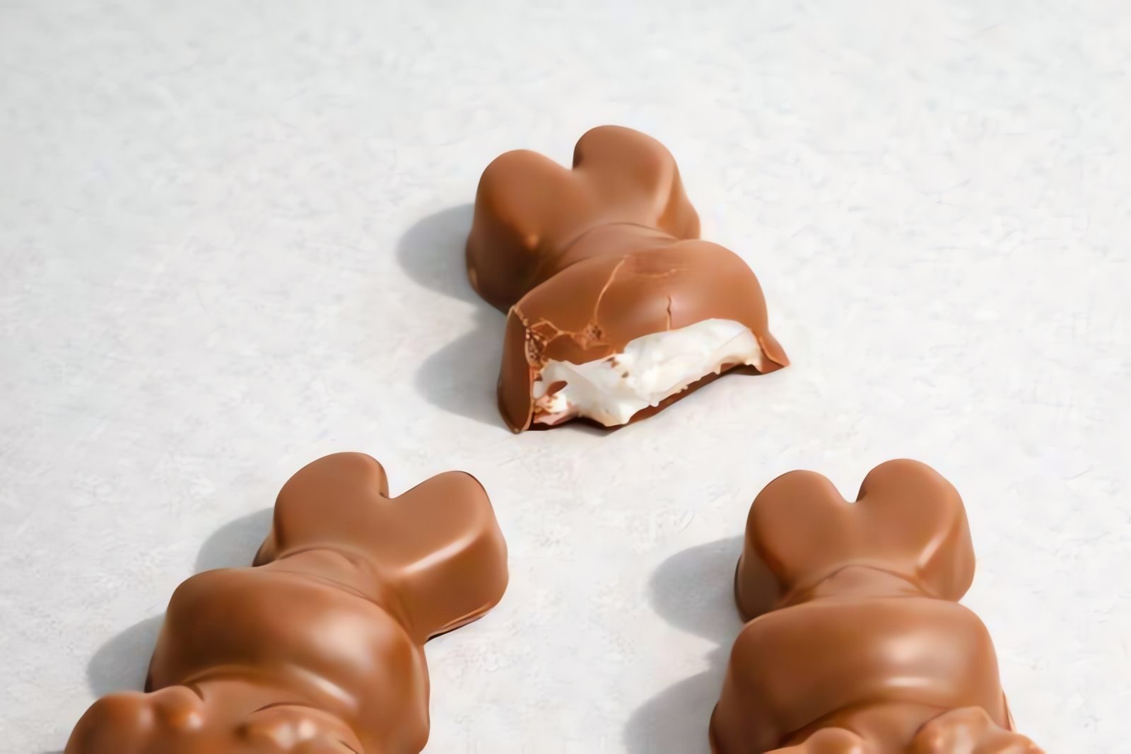 Production artisanale de créations chocolatées en atelier